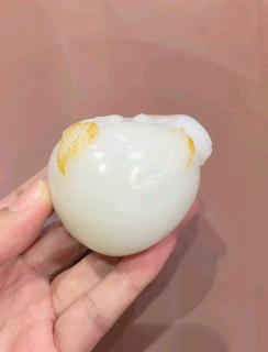 和田玉白玉寿桃手把件摆件,玉质细腻纯净脂粉丰腴,油性十足触手生温